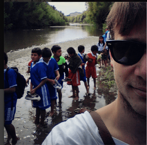 Barfuß mit der Klasse der la Caleera durch den "Rio Reque" - Reque